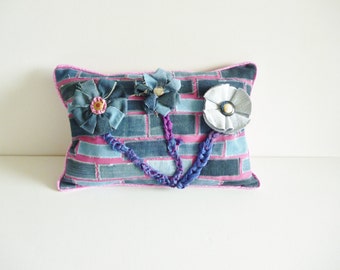 Denim cuscino - tessuti riciclati - fiori e bottoni - eco-friendly - blu e rosa - seta sari