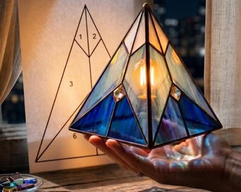 Patrón de lámpara de vitral en PDF, plantilla de lámpara de mesa estilo Tiffany vintage, patrón de vidrio para linterna piramidal DIY en formato SVG (descarga instantánea)