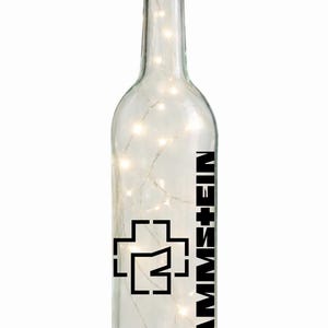 Rockige LED-Flasche „Rammstein“ – Glasdeko mit Korken & Batterien – 34 cm Dekoflasche Geschenk Geburtstag Beleuchtung Leuchtflasche