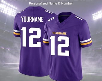 Può includere: Una maglia da football viola con strisce bianche e gialle sulle maniche. Il retro mostra il testo YOURNAME e il numero 12 in bianco. Il davanti presenta il testo TEAMNAME e il numero 12 in bianco, con il testo CUSTOM FOOTBALL JERSEY.
