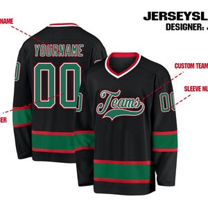 K&ouml;nnte beinhalten: Schwarzes Hockey-Trikot mit gr&uuml;nen und roten Akzenten. Das Trikot zeigt das Wort "Teams" in einer Schriftart auf der Vorderseite sowie die Nummer "00". Auf der R&uuml;ckseite des Trikots stehen der Name "YOURNAME" und die Nummer "00".