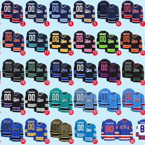 K&ouml;nnte beinhalten: Eine Sammlung von 39 Hockey-Trikots in verschiedenen Farben, darunter Marineblau, Rot, Schwarz und Blau. Jedes Trikot hat eine Nummer, das Wort "YOURNAME" und das Wort "Tigers". Einige Trikots haben auch das Wort "USA".