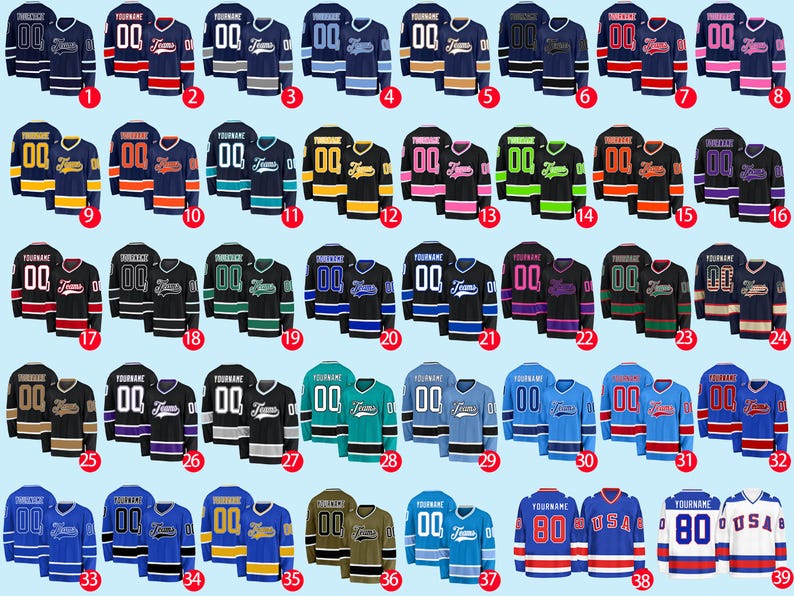 K&ouml;nnte beinhalten: Eine Sammlung von 39 Hockey-Trikots in verschiedenen Farben, darunter Marineblau, Rot, Schwarz und Blau. Jedes Trikot hat eine Nummer, das Wort "YOURNAME" und das Wort "Tigers". Einige Trikots haben auch das Wort "USA".
