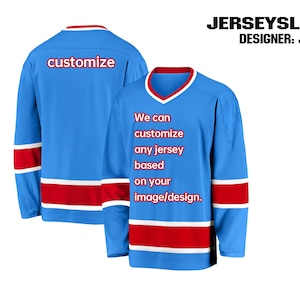 K&ouml;nnte beinhalten: Hellblaues Hockey-Trikot mit roten und wei&szlig;en Akzenten. Das Trikot hat das Wort "customize" auf dem R&uuml;cken und den Text "We can customize any jersey based on your image/design" auf der Vorderseite.