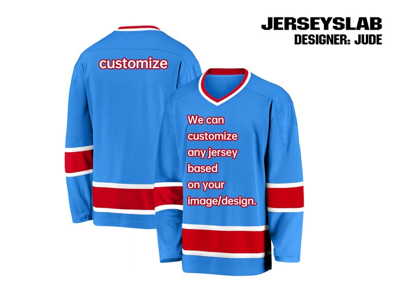 K&ouml;nnte beinhalten: Hellblaues Hockey-Trikot mit roten und wei&szlig;en Akzenten. Das Trikot hat das Wort "customize" auf dem R&uuml;cken und den Text "We can customize any jersey based on your image/design" auf der Vorderseite.