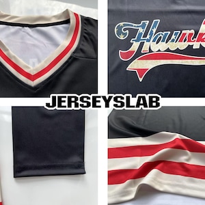K&ouml;nnte beinhalten: Schwarzes Trikot mit wei&szlig;-rotem Kragen und &Auml;rmeldetails. Das Trikot zeigt das Wort "Hawks" in einem patriotischen Design. Das Bild zeigt auch das Logo "JERSEYSLAB".