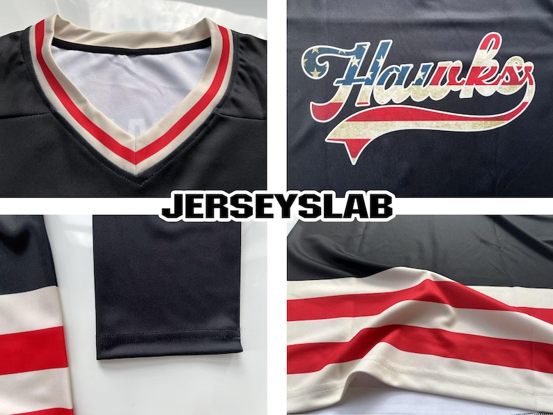 K&ouml;nnte beinhalten: Schwarzes Trikot mit wei&szlig;-rotem Kragen und &Auml;rmeldetails. Das Trikot zeigt das Wort "Hawks" in einem patriotischen Design. Das Bild zeigt auch das Logo "JERSEYSLAB".