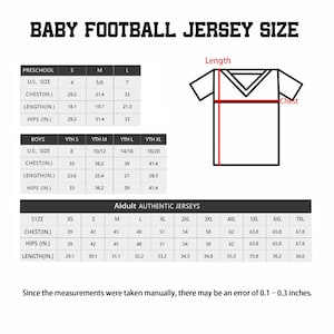 Pu&ograve; includere: Una tabella delle taglie per maglie da football per neonati, ragazzi e adulti. L'immagine include tabelle con taglie USA, petto, lunghezza e fianchi in pollici, insieme a un disegno al tratto di una maglia che indica le misure prese.