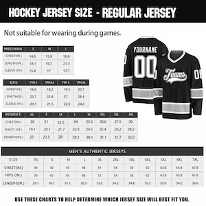 K&ouml;nnte beinhalten: Schwarze Hockeytrikots mit wei&szlig;en und silbernen Akzenten, mit den Texten "YOURNAME" und "Teams" sowie der Nummer "00". Gr&ouml;&szlig;entabellen f&uuml;r authentische Trikots f&uuml;r Kinder, Jungen, Damen und Herren sind enthalten.