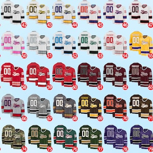 K&ouml;nnte beinhalten: Eine Sammlung von Hockey-Trikots in verschiedenen Farben, darunter Wei&szlig;, Schwarz, Rot und Blau. Jedes Trikot hat die Nummer "00" und das Wort "Team" auf der Vorderseite, mit Platz f&uuml;r einen Namen dar&uuml;ber.