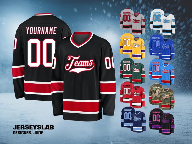 K&ouml;nnte beinhalten: Schwarzes Hockey-Trikot mit roten und wei&szlig;en Akzenten, mit dem Text "YOURNAME" und der Nummer "00". Zus&auml;tzliche Trikots in verschiedenen Farben werden gezeigt, die verschiedene Teamdesigns pr&auml;sentieren. Der Text "JERSEYSLAB" und "DESIGNER: JUDE" sind ebenfalls sichtbar.