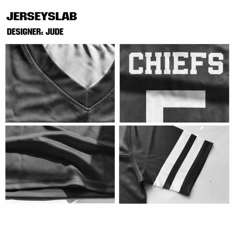 Pu&ograve; includere: Una maglia sportiva nera con scollo a V, scritte bianche in stampatello che recitano CHIEFS e un numero bianco sul davanti. Le maniche sono decorate con due strisce bianche orizzontali. Il testo JERSEYSLAB e DESIGNER: JUDE appare in alto.