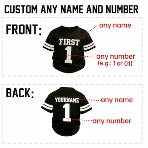Pu&ograve; includere: Una maglia nera a maniche corte con strisce bianche sulle maniche e scritte bianche. Il davanti mostra il testo FIRST e il numero 1. Il retro mostra il testo YOURNAME e il numero 1. Il testo recita CUSTOM ANY NAME AND NUMBER.