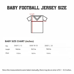 Pu&ograve; includere: Una tabella delle taglie per maglie da calcio per neonati con un disegno al tratto che mostra i punti di misurazione per lunghezza e torace. La tabella elenca le taglie S-12, M-18 e L-24 con lunghezze di 37,1, 39,9 e 42,9 cm e larghezze torace di 27,9, 31,0 e 34,0 cm.