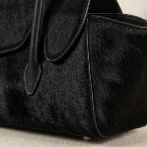 牛革ブラックハンドバッグ、ポニーヘアバッグ、ヘアオンハイドブラックトートバッグ、構造化されたトップハンドルレザー財布 画像 6