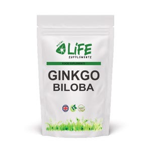 Puede incluir: Bolsa blanca de suplemento alimenticio Ginkgo Biloba de Life Supplements. La bolsa tiene una franja verde con las palabras "FOOD SUPPLEMENTS" y el logotipo de la marca. Las palabras "GINKGO BILOBA" están en letras negras grandes y en negrita. La parte inferior de la bolsa tiene un diseño de hierba verde.