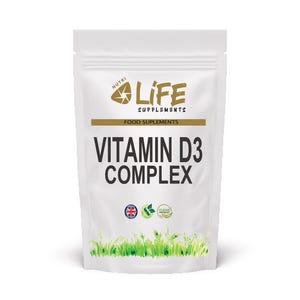 以下が含まれることがあります： Nutri Life Supplements Vitamin D3 Complexの白いパウチ。パッケージには「FOOD SUPPLEMENTS」の文字が入ったゴールドの帯があります。「VITAMIN D3 COMPLEX」の文字は、大きく太字の黒文字で書かれています。パウチの底には緑の草のデザインがあります。