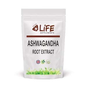 Może przedstawiać: Biała saszetka z suplementem z napisem "Life Supplements" i "Ashwagandha Root Extract". Saszetka ma brązowy pasek i zieloną grafikę trawy na dole. Zawiera flagę Wielkiej Brytanii i pieczęć "Clean Product".