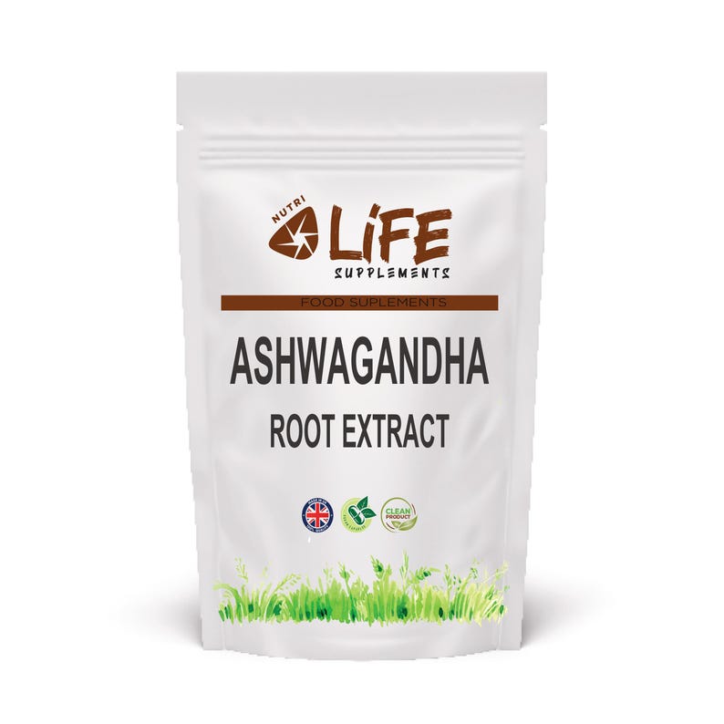 Może przedstawiać: Biała saszetka z suplementem z napisem "Life Supplements" i "Ashwagandha Root Extract". Saszetka ma brązowy pasek i zieloną grafikę trawy na dole. Zawiera flagę Wielkiej Brytanii i pieczęć "Clean Product".