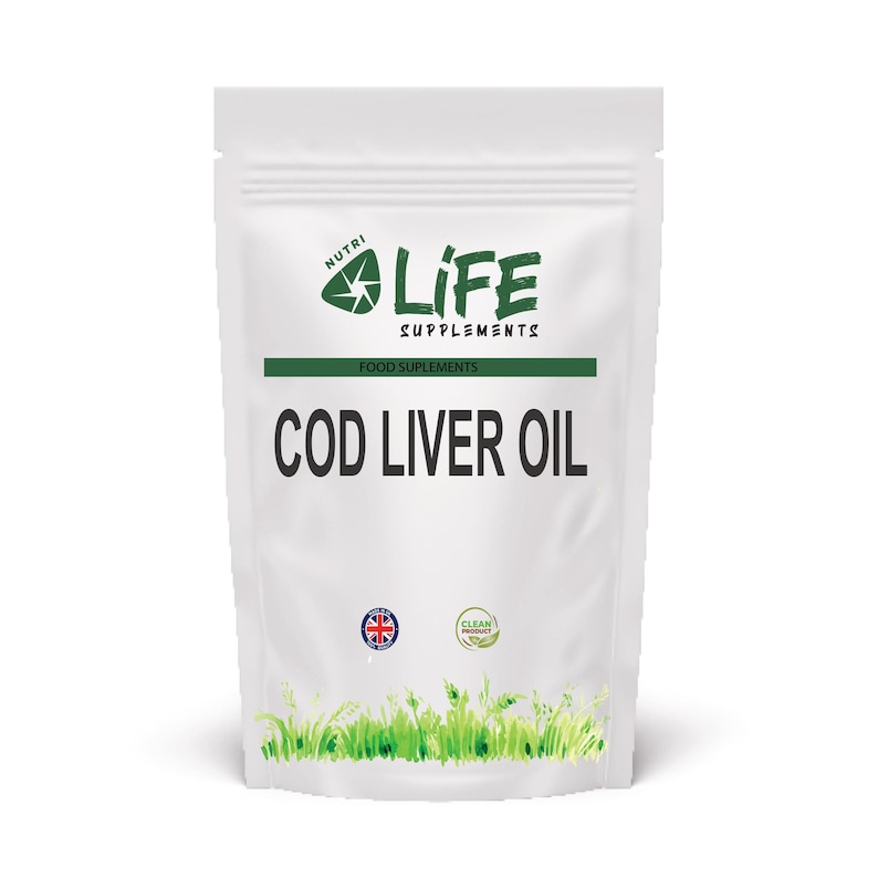 Puede incluir: Una bolsa blanca de Nutri Life Supplements Aceite de H&iacute;gado de Bacalao. El envase presenta una franja verde con las palabras "Food Supplements" y un logotipo. La parte inferior de la bolsa tiene una peque&ntilde;a Union Jack y un sello "Clean Source".