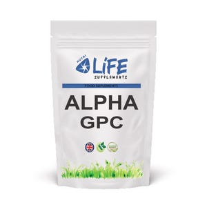 Op de afbeelding: Witte supplementenverpakking met de tekst "ALPHA GPC" in grote, vette, zwarte letters. De verpakking heeft ook het "Life Supplements" logo en de woorden "Food Supplements". De onderkant van de verpakking heeft een groen grasontwerp.