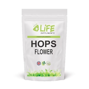 Può includere: Busta bianca di Life Supplements Hops Flower. La confezione presenta testo verde e nero, con le parole "HOPS FLOWER" in lettere grandi e in grassetto. La parte superiore della confezione riporta le parole "LIFE SUPPLEMENTS" e "FOOD SUPPLEMENTS" in verde. La parte inferiore della confezione presenta un disegno di erba verde.