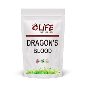 Peut inclure: Sachet blanc de compléments alimentaires "Dragon's Blood". Le sachet porte le logo "Life Supplements" et du texte en rouge et noir. Le bas du sachet présente de l'herbe verte et trois petits logos circulaires.