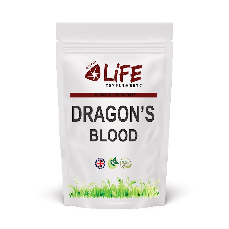 K&ouml;nnte beinhalten: Wei&szlig;er Beutel mit "Dragon's Blood" Nahrungserg&auml;nzungsmitteln. Der Beutel hat das "Life Supplements" Logo und Text in Rot und Schwarz. Der Boden des Beutels hat gr&uuml;nes Gras und drei kleine runde Logos.