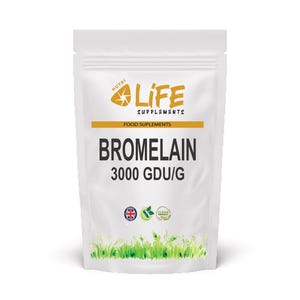 Puede incluir: Una bolsa blanca de Bromelaína Nutri Life Supplements. El paquete tiene una banda dorada con las palabras "FOOD SUPPLEMENTS" encima del texto grande "BROMELAIN" y "3000 GDU/G". El paquete también tiene un diseño de hierba verde en la parte inferior.