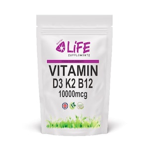 Może przedstawiać: Biała torebka Nutri Life Supplements. Z przodu widnieją słowa "VITAMIN D3 K2 B12 10000mcg" pogrubioną czcionką. Nazwa marki "LIFE" jest fioletowa, z wystylizowanym logo powyżej. Napis "FOOD SUPPLEMENTS" znajduje się na fioletowym pasku.