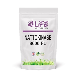 Pode incluir: Uma embalagem branca de suplementos de Nattoquinase com o texto "NUTRI LIFE SUPPLEMENTS" e "NATTOKINASE 8000 FU". A embalagem tem uma faixa roxa e um gráfico de grama verde. Inclui uma bandeira britânica e um selo "Clean Product".