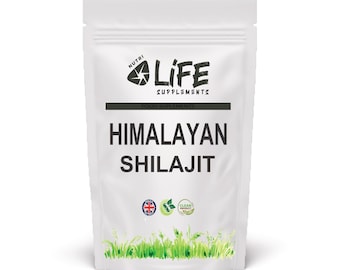 Puede incluir: Bolsa blanca de suplementos alimenticios Himalayan Shilajit. El texto "HIMALAYAN SHILAJIT" está en negrita. La marca "LIFE SUPPLEMENTS" también es visible. El paquete incluye un gráfico de hierba verde y blanca en la parte inferior.