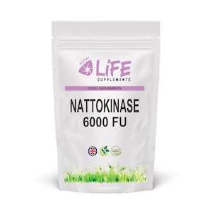 Może przedstawiać: Biała torebka Nattokinase 6000 FU firmy Nutri Life Supplements. Torebka ma fioletowy pasek z napisem "FOOD SUPPLEMENTS". Dół torebki ma zielony wzór trawy. Torebka ma również flagę Wielkiej Brytanii i logo czystego produktu.