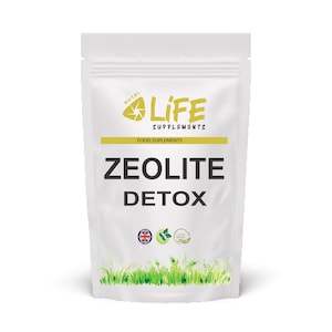 Könnte beinhalten: Weißer Beutel mit Zeolite Detox von Nutri Life Supplements. Die Verpackung zeigt das Markenlogo, die Worte "FOOD SUPPLEMENTS" und den Text "ZEOLITE DETOX" in fetter Schrift. Der Boden des Beutels hat ein grünes Grasdesign.