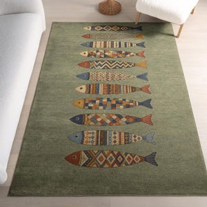 Può includere: Un tappeto rettangolare di colore verde salvia tenue caratterizzato da una fila verticale di undici pesci stilizzati. Ogni pesce presenta un motivo geometrico unico in vari colori, tra cui blu, arancione, marrone e crema, disposti in colonna.