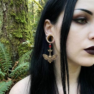 Acherontia Noctivaga – Gothic Death Moth Dangle Gauges 6-25mm| Gold-Tone Stainless Steel Red Blood Gem Plugs | Handmade Baroque Moth Tunnel