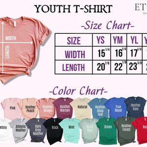 Puede incluir: Una camiseta juvenil de color coral con tablas de tallas y colores. La tabla de tallas muestra medidas de ancho de 38,7 cm a 46,4 cm y largos de 53,0 cm a 61,0 cm. La tabla de colores muestra varios colores de camisetas.