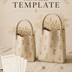 Puede incluir: Una plantilla imprimible para dos bolsas beige con asas, con un patrón de tulipanes pequeños. El conjunto incluye un tamaño mediano y uno grande, mostrados con flores secas. Las hojas de la plantilla incluyen los textos PRINTABLE TEMPLATE, M, L, INSTANT DOWNLOAD y PRINT & BUILD.