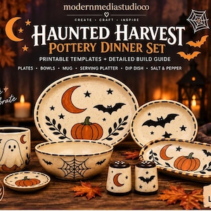 Könnte beinhalten: Ein Haunted Harvest Töpfer-Geschirrset als digitaler Download mit druckbaren Vorlagen für Teller, Schüsseln, Tasse, Servierplatte, Dip-Schale sowie Salz- und Pfefferstreuer. Die cremefarbenen Keramikstücke sind mit orangefarbenen Kürbissen, schwarzen Fledermäusen, Monden, Sternen und Spinnennetzen verziert.
