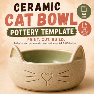 Op de afbeelding: Een keramische kattenkom pottenbakkerssjabloon met de tekst CERAMIC CAT BOWL POTTERY TEMPLATE, PRINT. CUT. BUILD. Volledig sjabloon met instructies – A4 & US Letter. De kom is beige gespikkeld en heeft kattenoren en een hartvormige neus.