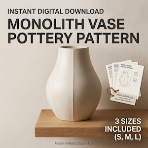 Puede incluir: Un jarrón de cerámica color crema con cuerpo bulboso facetado y cuello estrecho. Junto al jarrón hay tarjetas de instrucciones impresas etiquetadas como Monolith Vase Pottery Pattern, que detallan tres tamaños en cm, atadas con un cordel marrón.