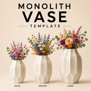 Könnte beinhalten: Drei weiße Keramikvasen in den Größen klein, mittel und groß, jede mit einem facettierten geometrischen Design. Die Vasen sind mit bunten Trockenblumenarrangements gefüllt. Der Text MONOLITH VASE TEMPLATE steht über den Vasen.