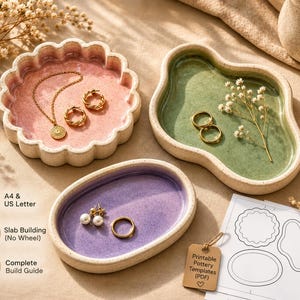 Pode incluir: Três pratos de cerâmica em formas recortadas, orgânicas e ovais com bordas creme salpicadas. Os pratos apresentam interiores brilhantes em rosa, verde e roxo contendo joias. Inclui uma folha de modelos imprimíveis rotulada como Printable Pottery Templates (PDF).