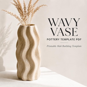 Puede incluir: Un jarrón de cerámica beige con textura ondulada vertical que contiene hierbas secas. El texto WAVY VASE POTTERY TEMPLATE PDF Printable Slab Building Template se muestra a la derecha del jarrón en fuentes serif y sans-serif negras.