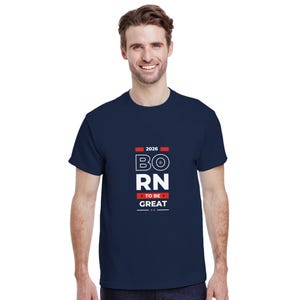Puede incluir: Camiseta azul marino con el texto "2026 Born to be Great" en blanco, rojo y negro. La camiseta es de cuello redondo y está hecha de un material suave.
