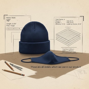 Puede incluir: Un gorro y una mascarilla azul marino se muestran con lápices, un compás y dibujos técnicos. El ancho del marcador del sombrero es de 25,4 cm y la longitud es de 59,84 cm. El texto dice: "Estos son todos los detalles que usamos en nuestro producto."