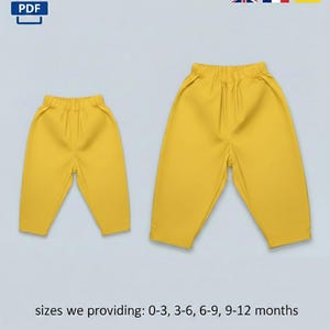 Op de afbeelding: Twee gele babybroeken worden getoond tegen een lichtblauwe achtergrond. De broeken zijn gemaakt van een zacht materiaal en hebben een elastische tailleband. De tekst onderaan luidt: maten die we aanbieden: 0-3, 3-6, 6-9, 9-12 maanden.