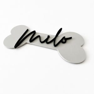 Personalisiertes Hunde Namensschild mit dem Namen Milo auf weißem Knochen aus PLA.