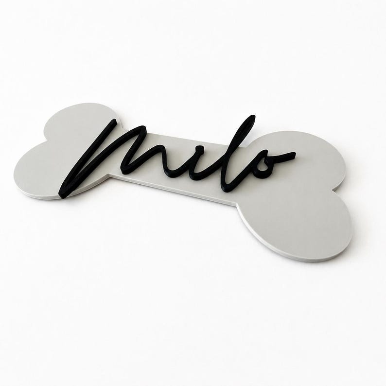 Personalisiertes Hunde Namensschild mit dem Namen Milo auf weißem Knochen aus PLA.