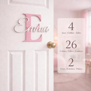Pode incluir: Uma letra E de madeira rosa com o nome Emma em escrita branca montada numa porta branca. Um texto sobreposto à direita mostra 4 Tamanhos, 26 Cores e 2 Fontes, indicando as opções de personalização disponíveis para este letreiro de parede.